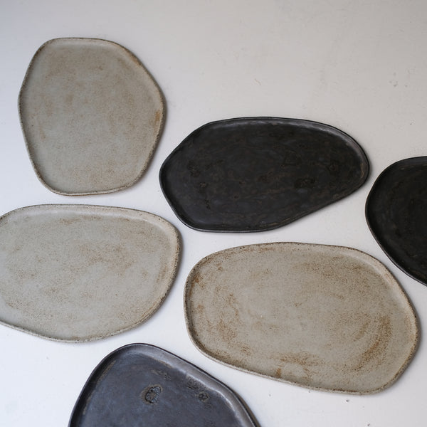 Plateau L 30cm en grès - blanc grisé de Sonia Deleani chez Brutal Ceramics