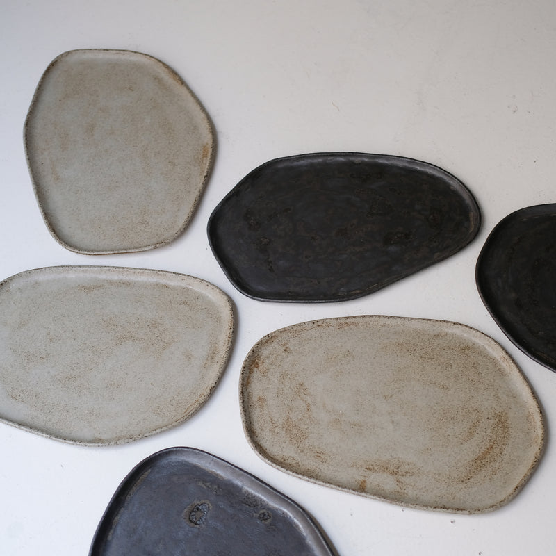 Plateau L 30cm en grès - blanc grisé de Sonia Deleani chez Brutal Ceramics