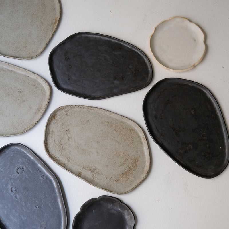 Plateau L 30cm en grès - noir mat de Sonia Deleani chez Brutal Ceramics