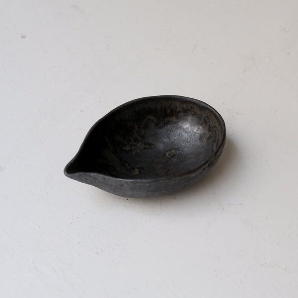 Verseuse en grès 100ml - noir mat de Sonia Deleani chez Brutal Ceramics