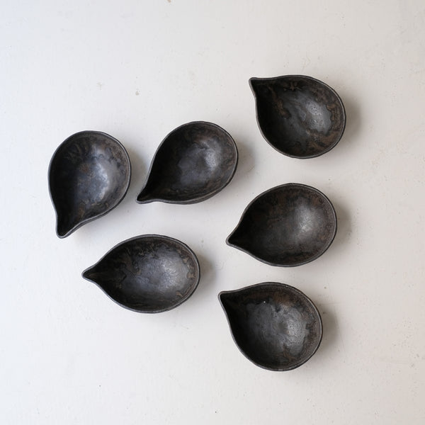 Verseuse en grès 100ml - noir mat de Sonia Deleani chez Brutal Ceramics