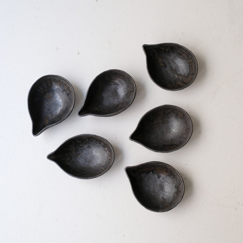 Verseuse en grès 100ml - noir mat de Sonia Deleani chez Brutal Ceramics