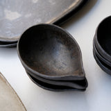 Verseuse en grès 100ml - noir mat de Sonia Deleani chez Brutal Ceramics