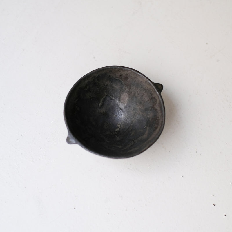 Bols à oreilles en grès D 11,5cm - noir mat de Sonia Deleani chez Brutal Ceramics