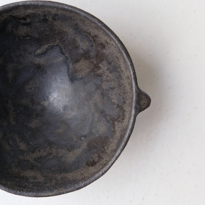 Bols à oreilles en grès D 11,5cm - noir mat de Sonia Deleani chez Brutal Ceramics