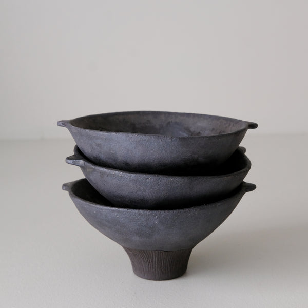 Bols à oreilles en grès D 11,5cm - noir mat de Sonia Deleani chez Brutal Ceramics