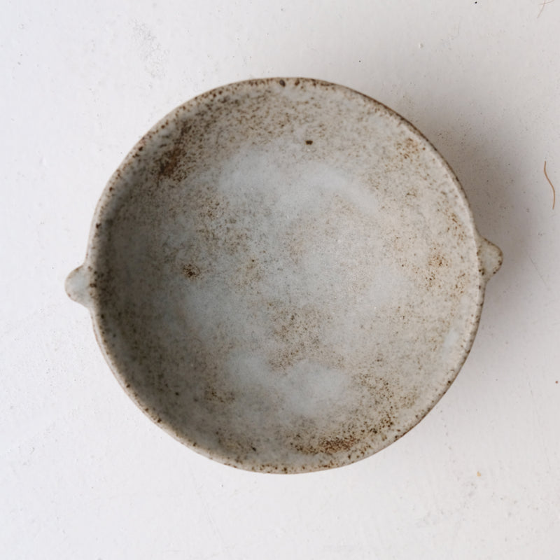 Bol à oreilles en grès D 11,5cm - blanc grisé de Sonia Deleani chez Brutal Ceramics