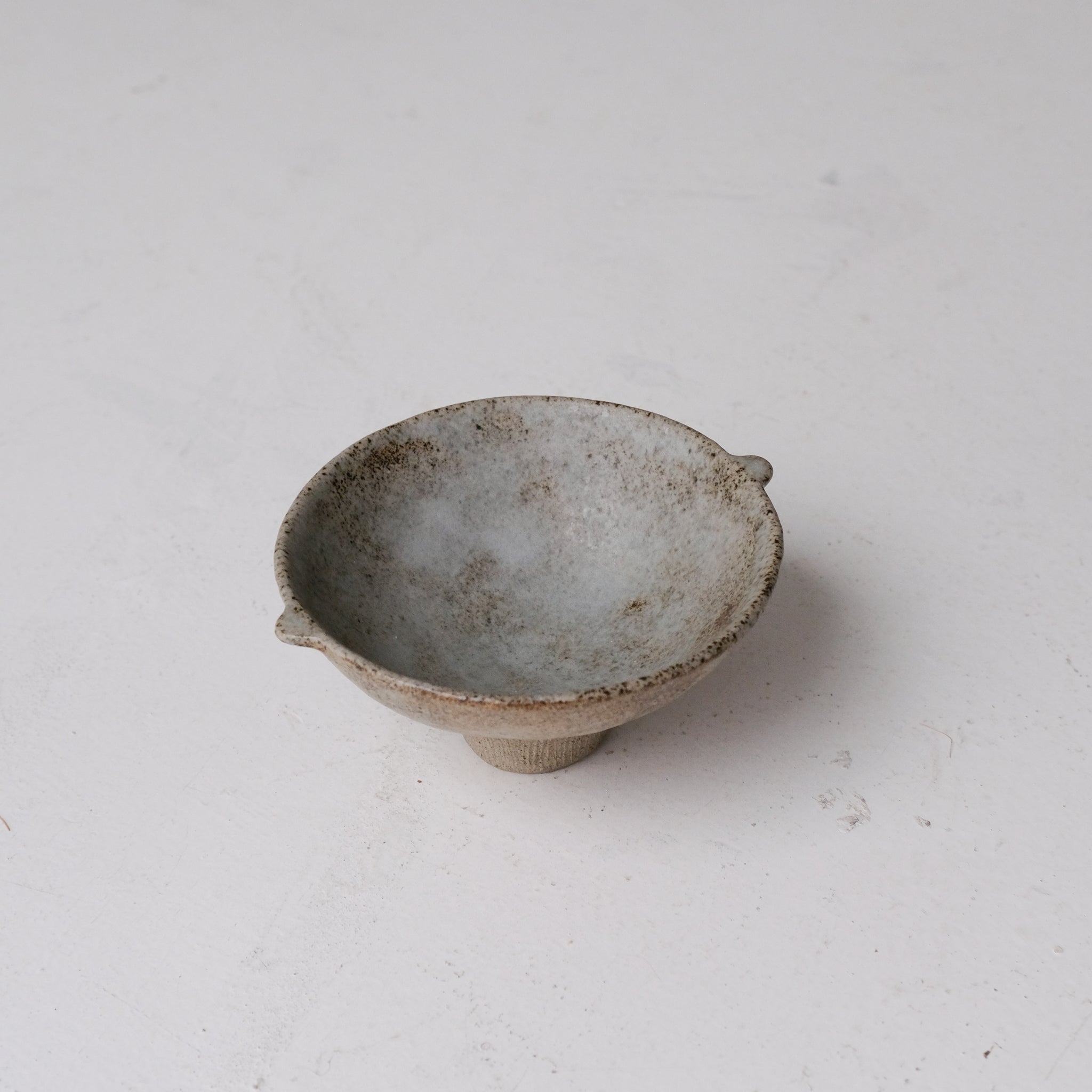 Bol à oreilles en grès D 11,5cm - blanc grisé de Sonia Deleani chez Brutal Ceramics