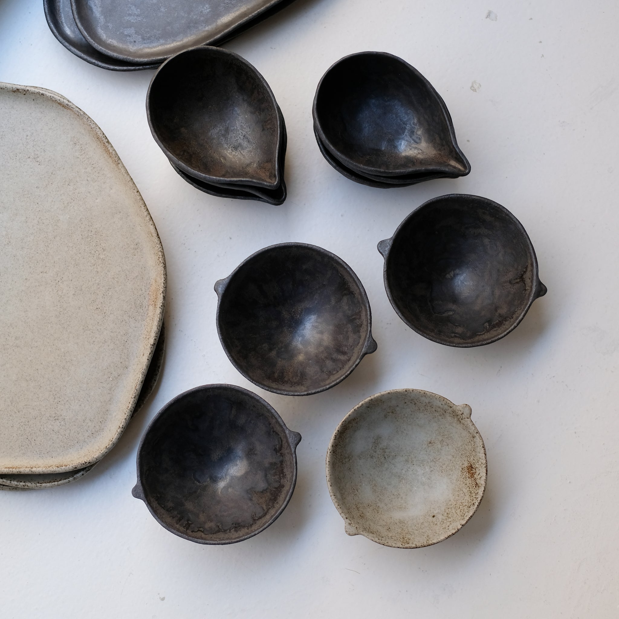 Bols à oreilles en grès D 11,5cm - noir mat de Sonia Deleani chez Brutal Ceramics