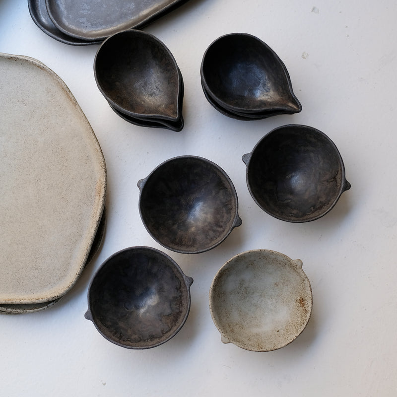 Bols à oreilles en grès D 11,5cm - noir mat de Sonia Deleani chez Brutal Ceramics