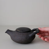 Théière en grès 200ml - noir mat de Sonia Deleani chez Brutal Ceramics