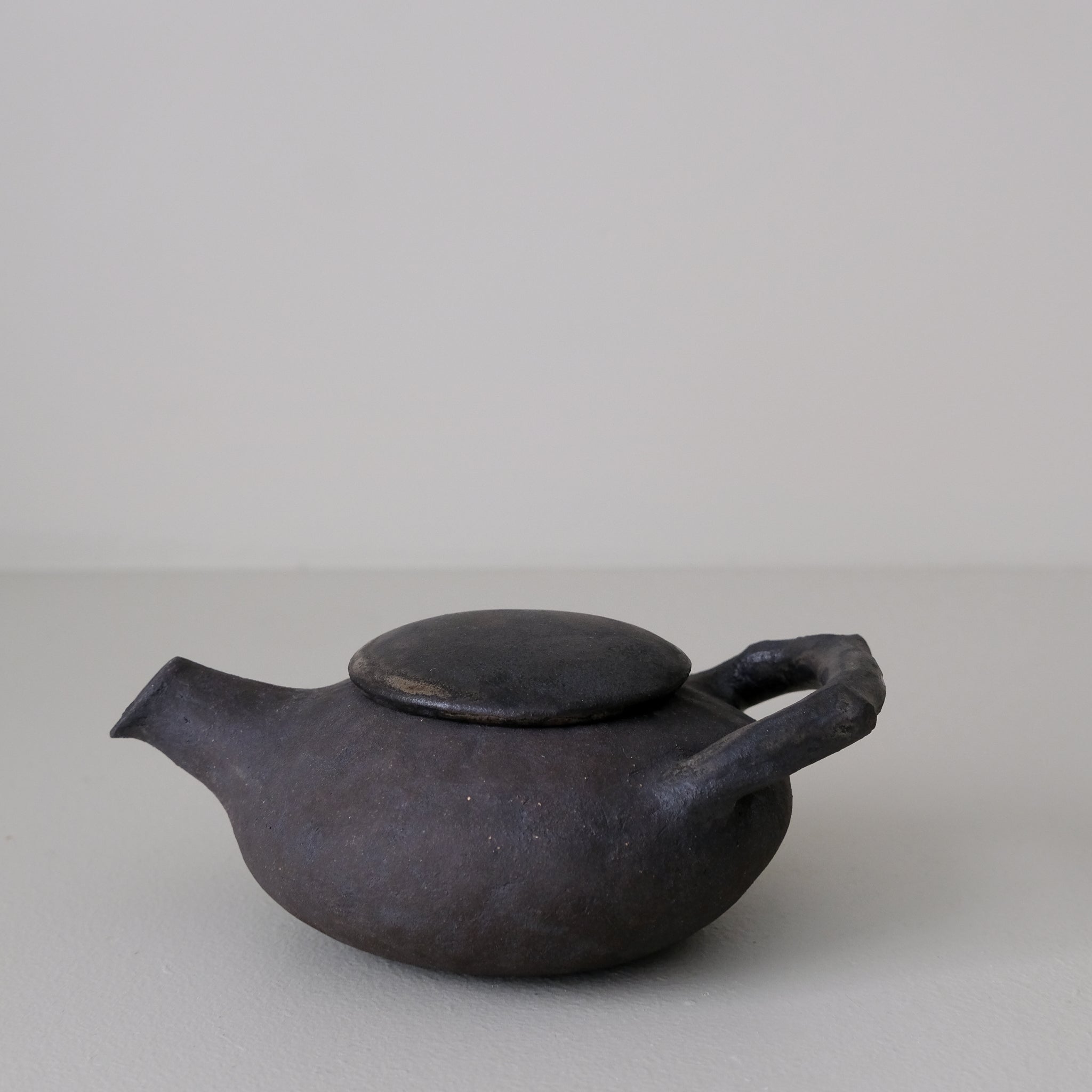 Théière en grès 200ml - noir mat de Sonia Deleani chez Brutal Ceramics