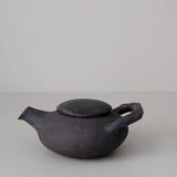 Théière en grès 200ml - noir mat de Sonia Deleani chez Brutal Ceramics