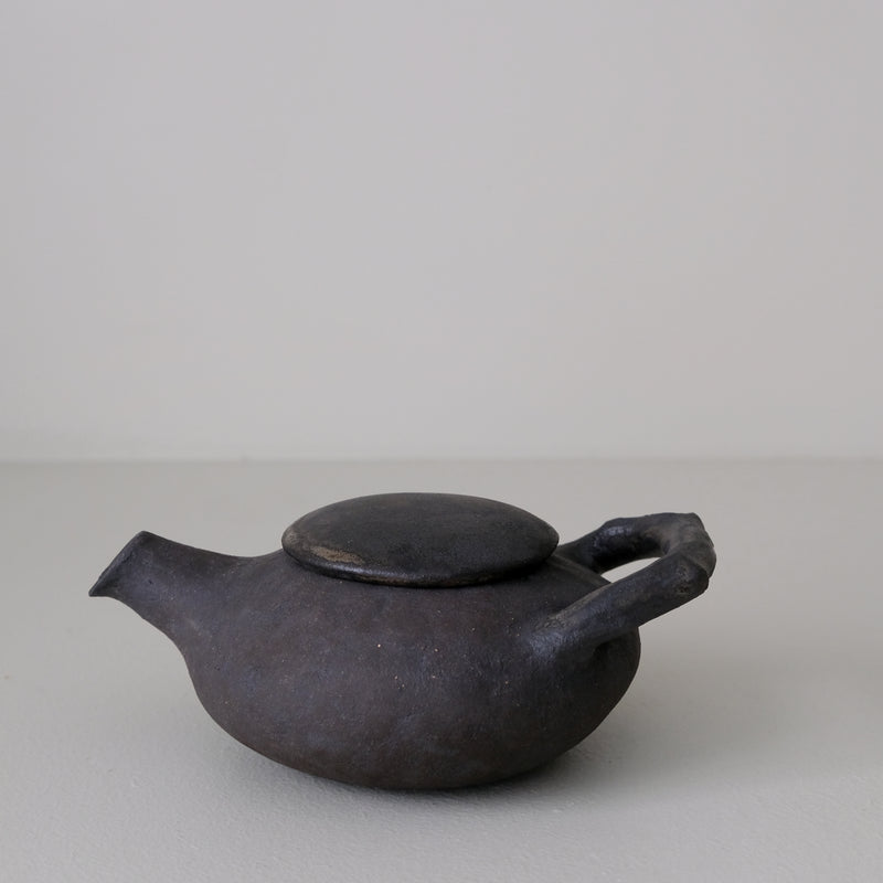 Théière en grès 200ml - noir mat de Sonia Deleani chez Brutal Ceramics