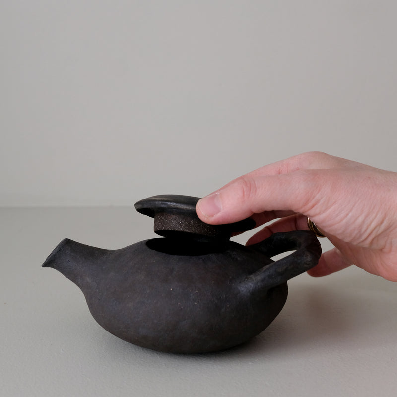 Théière en grès 200ml - noir mat de Sonia Deleani chez Brutal Ceramics