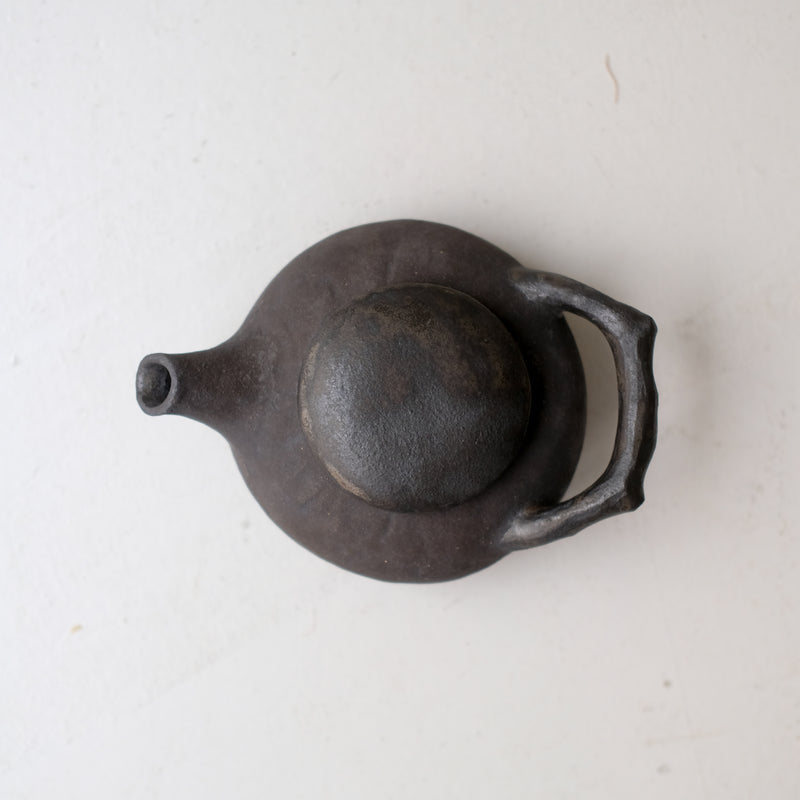 Théière en grès 200ml - noir mat de Sonia Deleani chez Brutal Ceramics