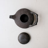 Théière en grès 200ml - noir mat de Sonia Deleani chez Brutal Ceramics