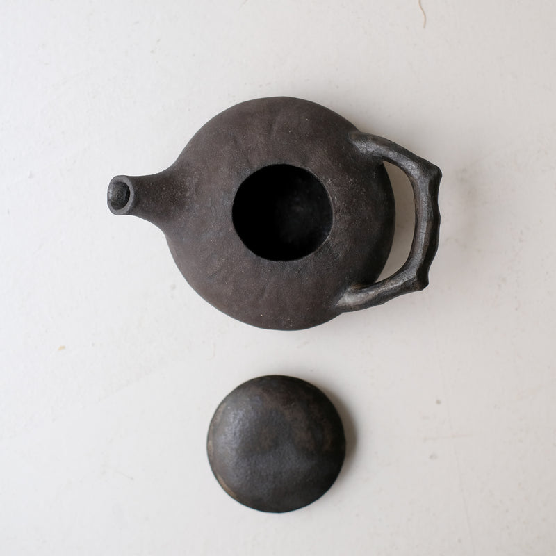 Théière en grès 200ml - noir mat de Sonia Deleani chez Brutal Ceramics