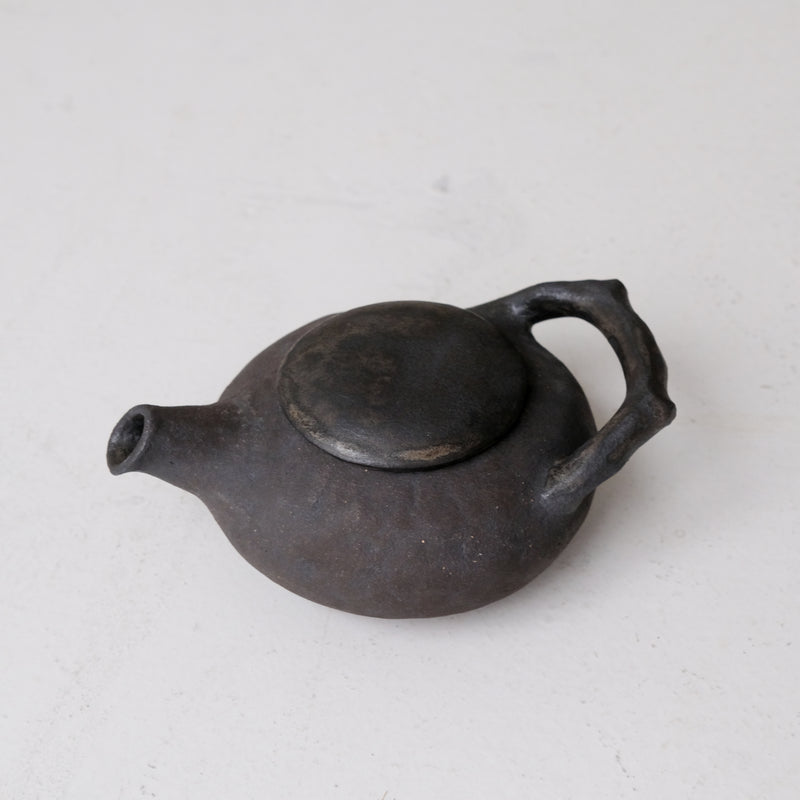 Théière en grès 200ml - noir mat de Sonia Deleani chez Brutal Ceramics