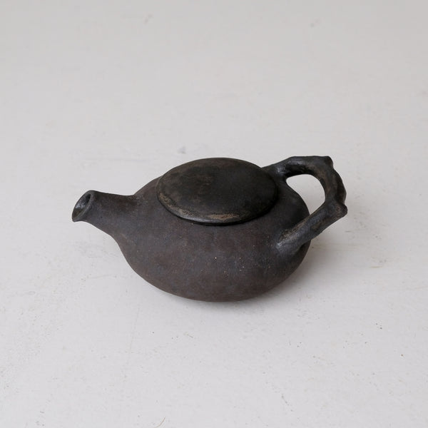 Théière en grès 200ml - noir mat de Sonia Deleani chez Brutal Ceramics