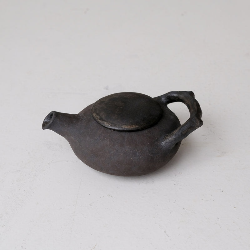 Théière en grès 200ml - noir mat de Sonia Deleani chez Brutal Ceramics