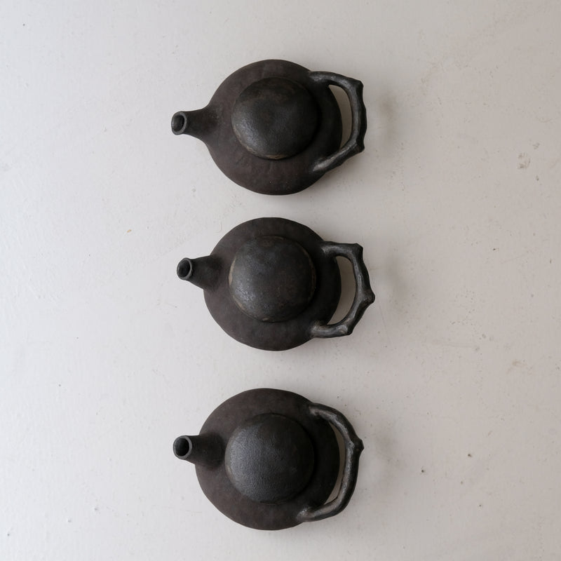 Théière en grès 200ml - noir mat de Sonia Deleani chez Brutal Ceramics