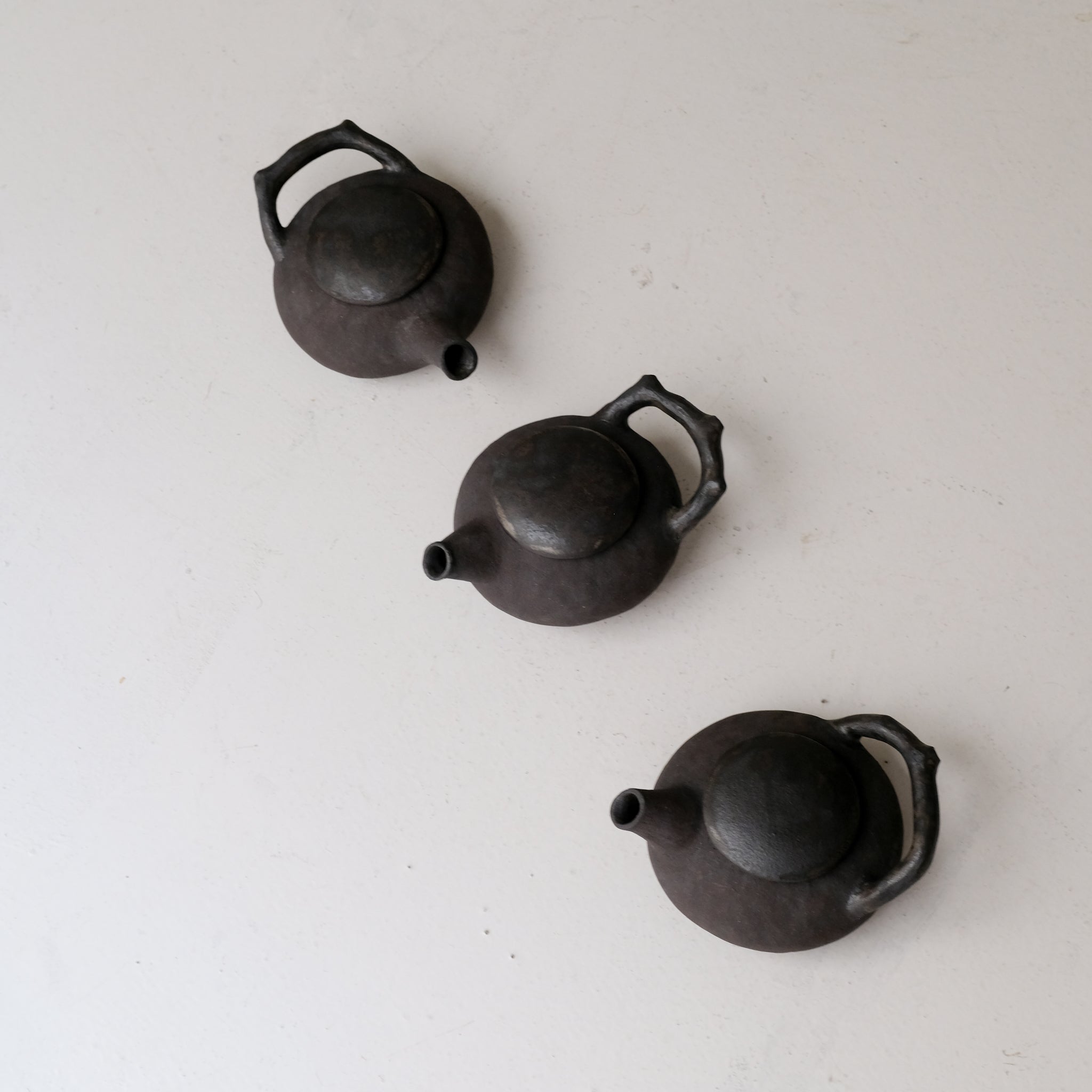 Théière en grès 200ml - noir mat de Sonia Deleani chez Brutal Ceramics