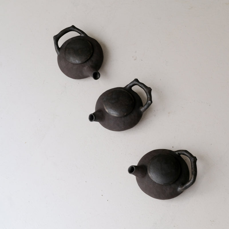 Théière en grès 200ml - noir mat de Sonia Deleani chez Brutal Ceramics