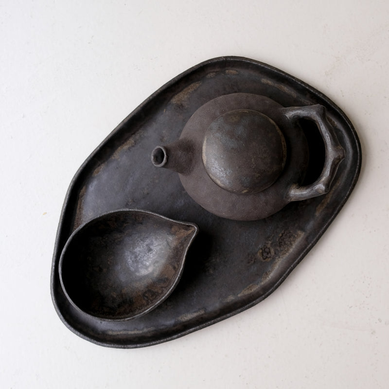 Verseuse en grès 100ml - noir mat de Sonia Deleani chez Brutal Ceramics