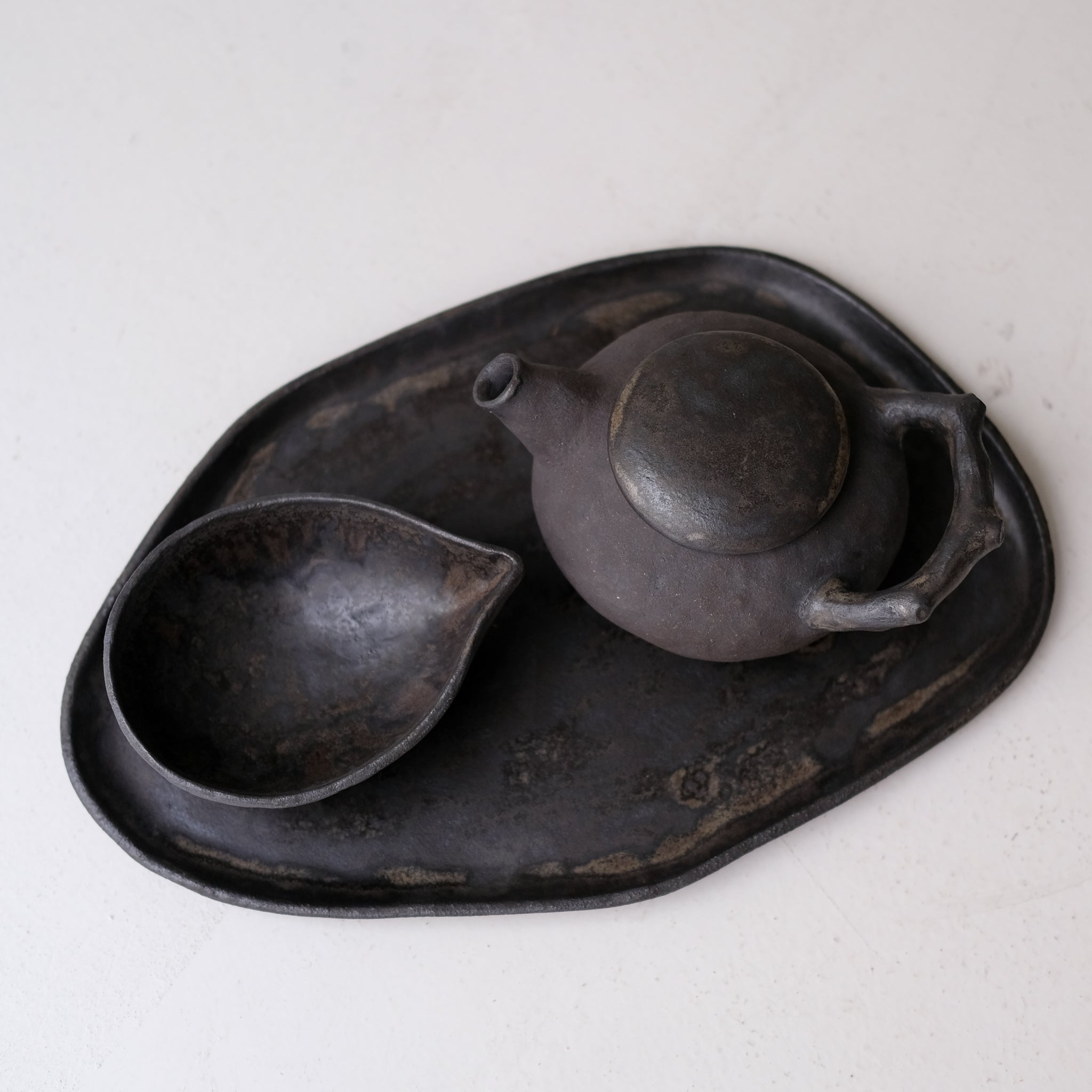 Plateau L 30cm en grès - noir mat de Sonia Deleani chez Brutal Ceramics