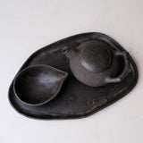 Plateau L 30cm en grès - noir mat de Sonia Deleani chez Brutal Ceramics