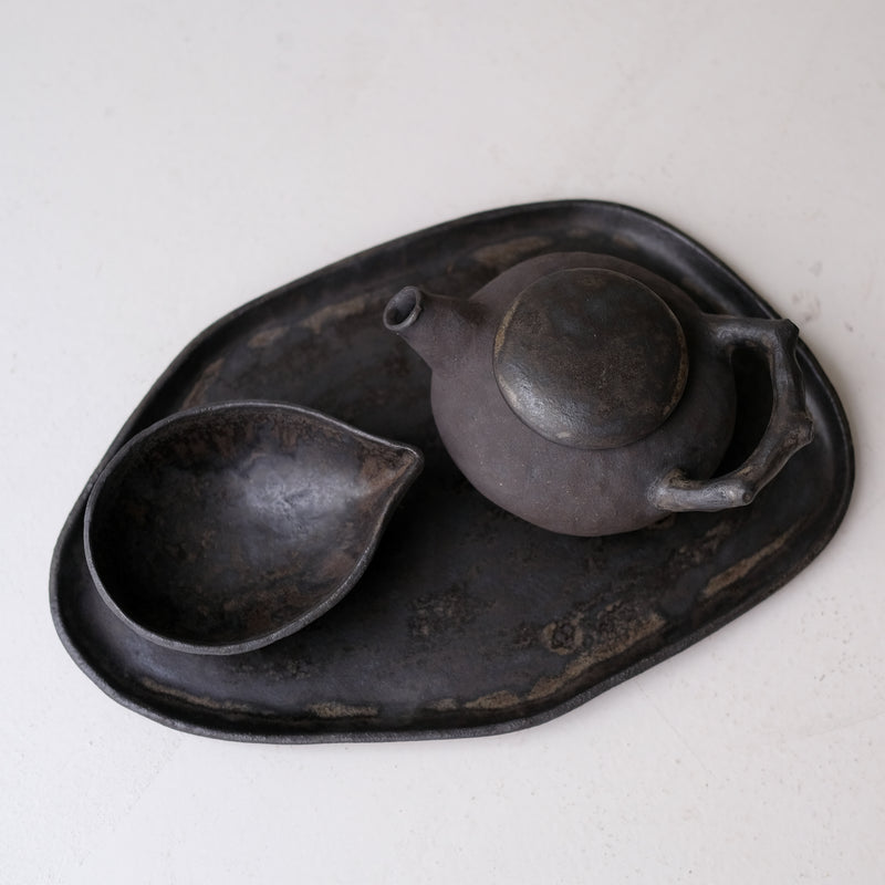 Plateau L 30cm en grès - noir mat de Sonia Deleani chez Brutal Ceramics