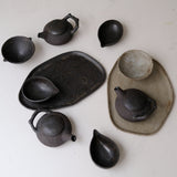 Verseuse en grès 100ml - noir mat de Sonia Deleani chez Brutal Ceramics