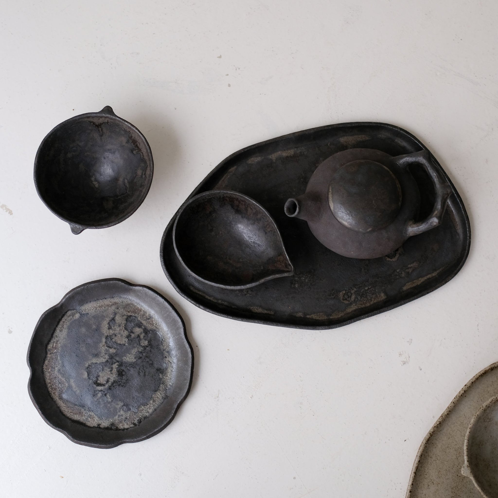 Bols à oreilles en grès D 11,5cm - noir mat de Sonia Deleani chez Brutal Ceramics