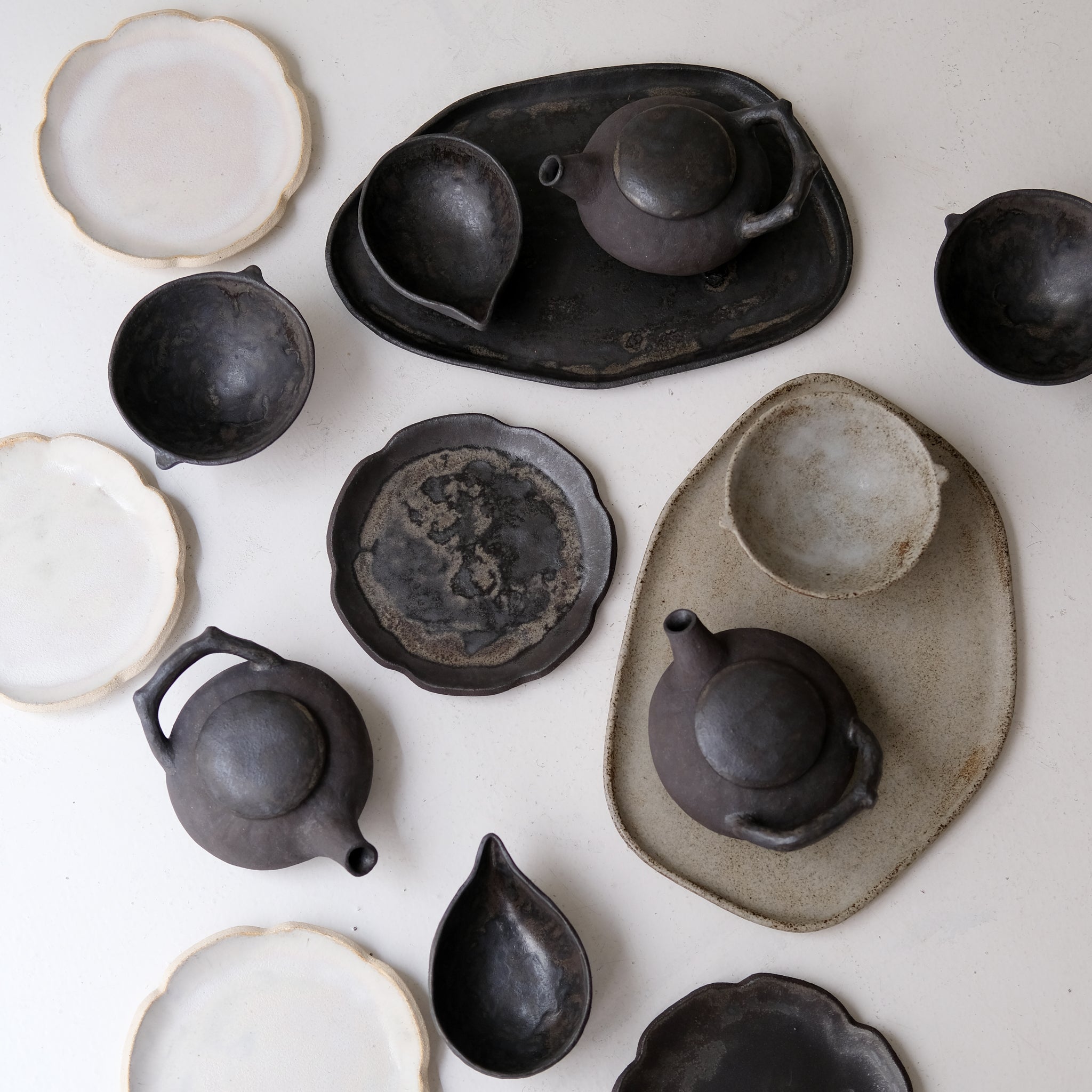 Plateau L 30cm en grès - noir mat de Sonia Deleani chez Brutal Ceramics