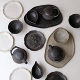 Théière en grès 200ml - noir mat de Sonia Deleani chez Brutal Ceramics