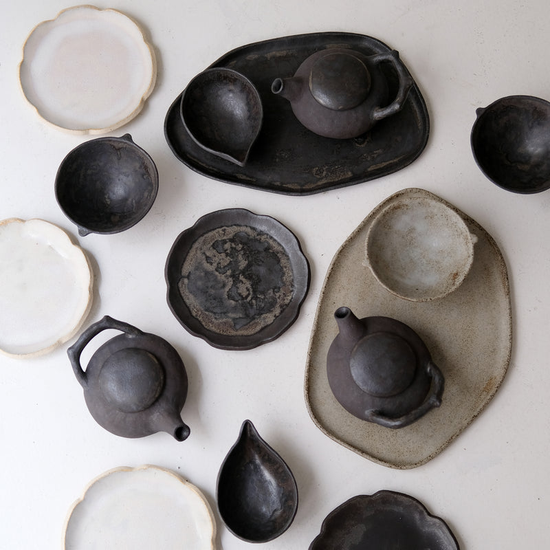 Théière en grès 200ml - noir mat de Sonia Deleani chez Brutal Ceramics