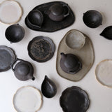 Bols à oreilles en grès D 11,5cm - noir mat de Sonia Deleani chez Brutal Ceramics