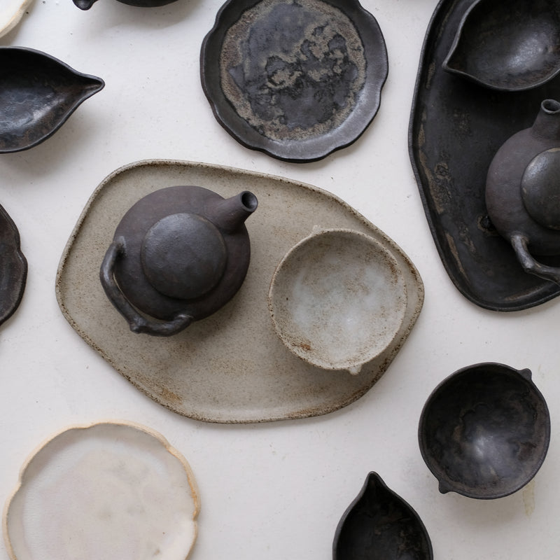 Plateau L 30cm en grès - blanc grisé de Sonia Deleani chez Brutal Ceramics