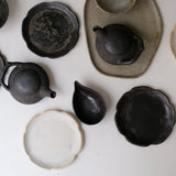 Assiette en grès D 16cm - blanc rosé de Sonia Deleani chez Brutal Ceramics