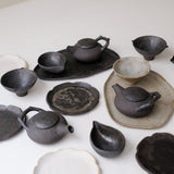 Plateau L 30cm en grès - blanc grisé de Sonia Deleani chez Brutal Ceramics