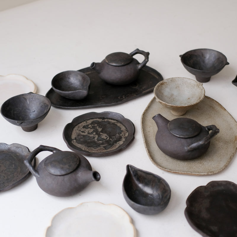 Plateau L 30cm en grès - blanc grisé de Sonia Deleani chez Brutal Ceramics