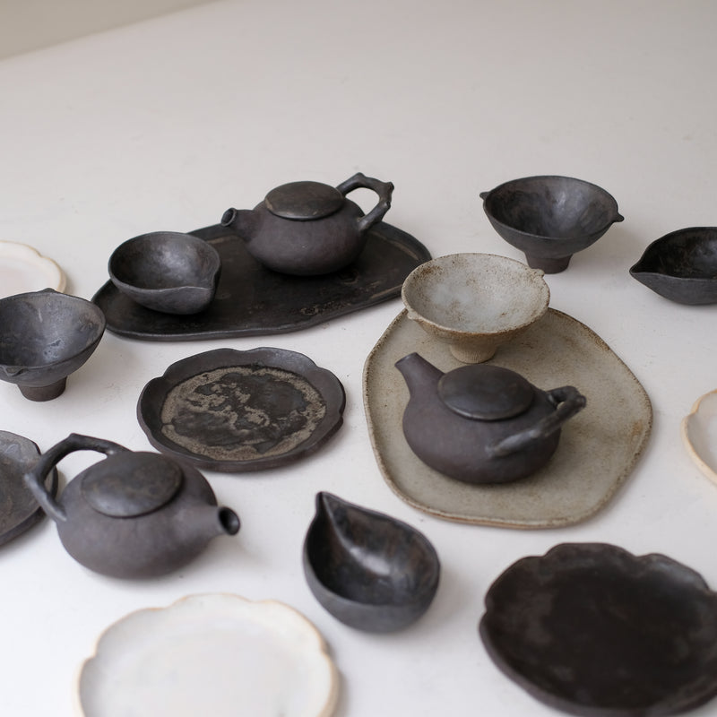 Plateau L 30cm en grès - noir mat de Sonia Deleani chez Brutal Ceramics