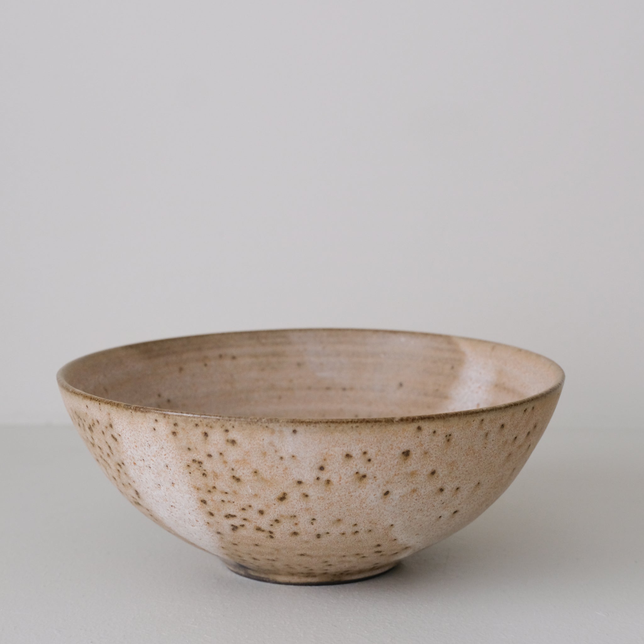 Bol haut à ramen "Monk" D 19,5cm - rouille de Studio Maals chez Brutal Ceramics