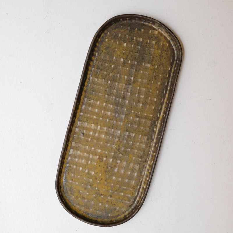 Plat Oval long en grès L 28cm - brun foncé de Youkyung Sin chez Brutal Ceramics