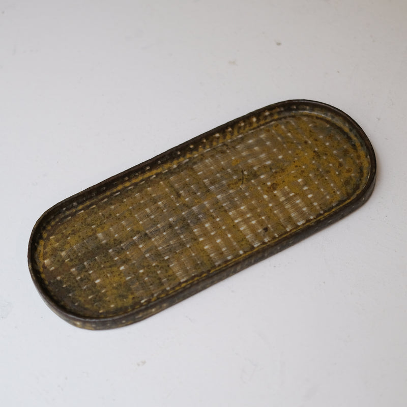 Plat Oval long en grès L 28cm - brun foncé de Youkyung Sin chez Brutal Ceramics