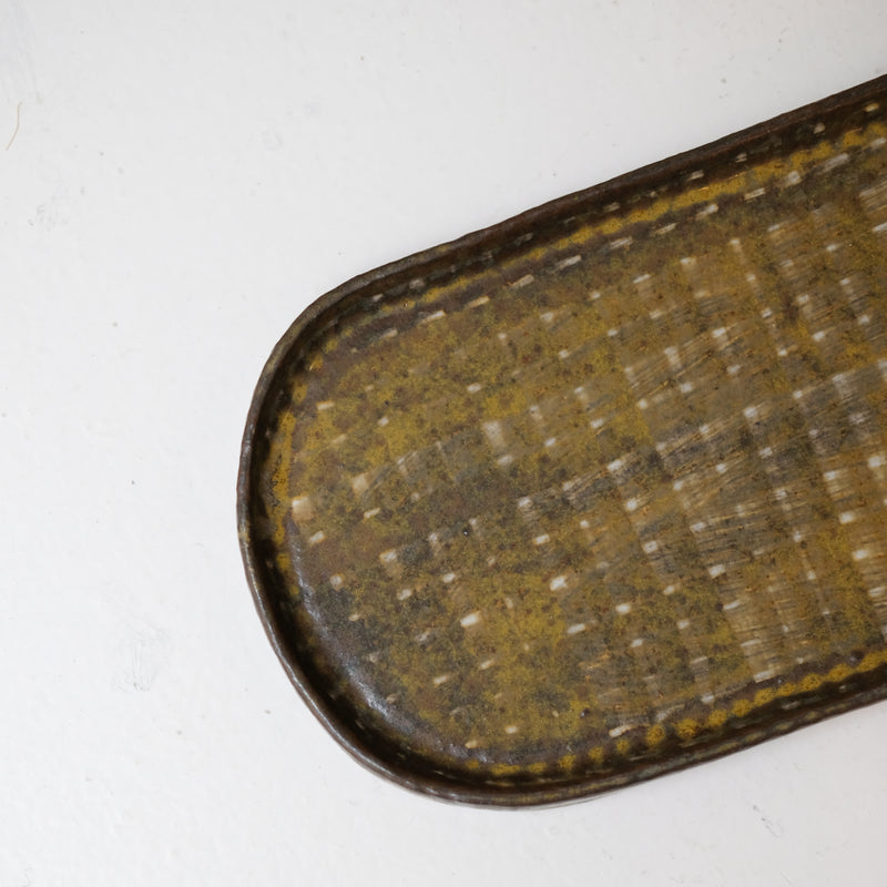 Plat Oval long en grès L 28cm - brun foncé de Youkyung Sin chez Brutal Ceramics