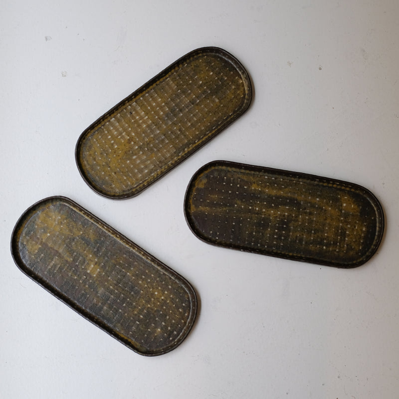 Plat Oval long en grès L 28cm - brun foncé de Youkyung Sin chez Brutal Ceramics