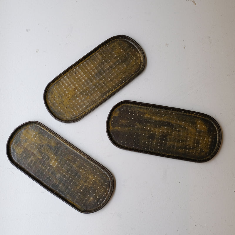 Plat Oval long en grès L 28cm - brun foncé de Youkyung Sin chez Brutal Ceramics