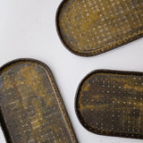 Plat Oval long en grès L 28cm - brun foncé de Youkyung Sin chez Brutal Ceramics